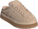 Schuin vooraanzicht van de beige suède adidas Campus instapper.