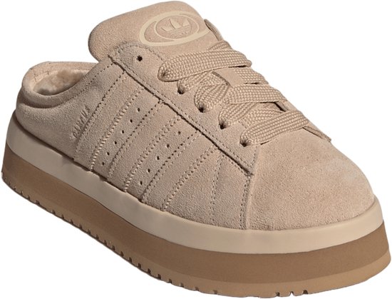 Schuin vooraanzicht van de beige suède adidas Campus instapper.