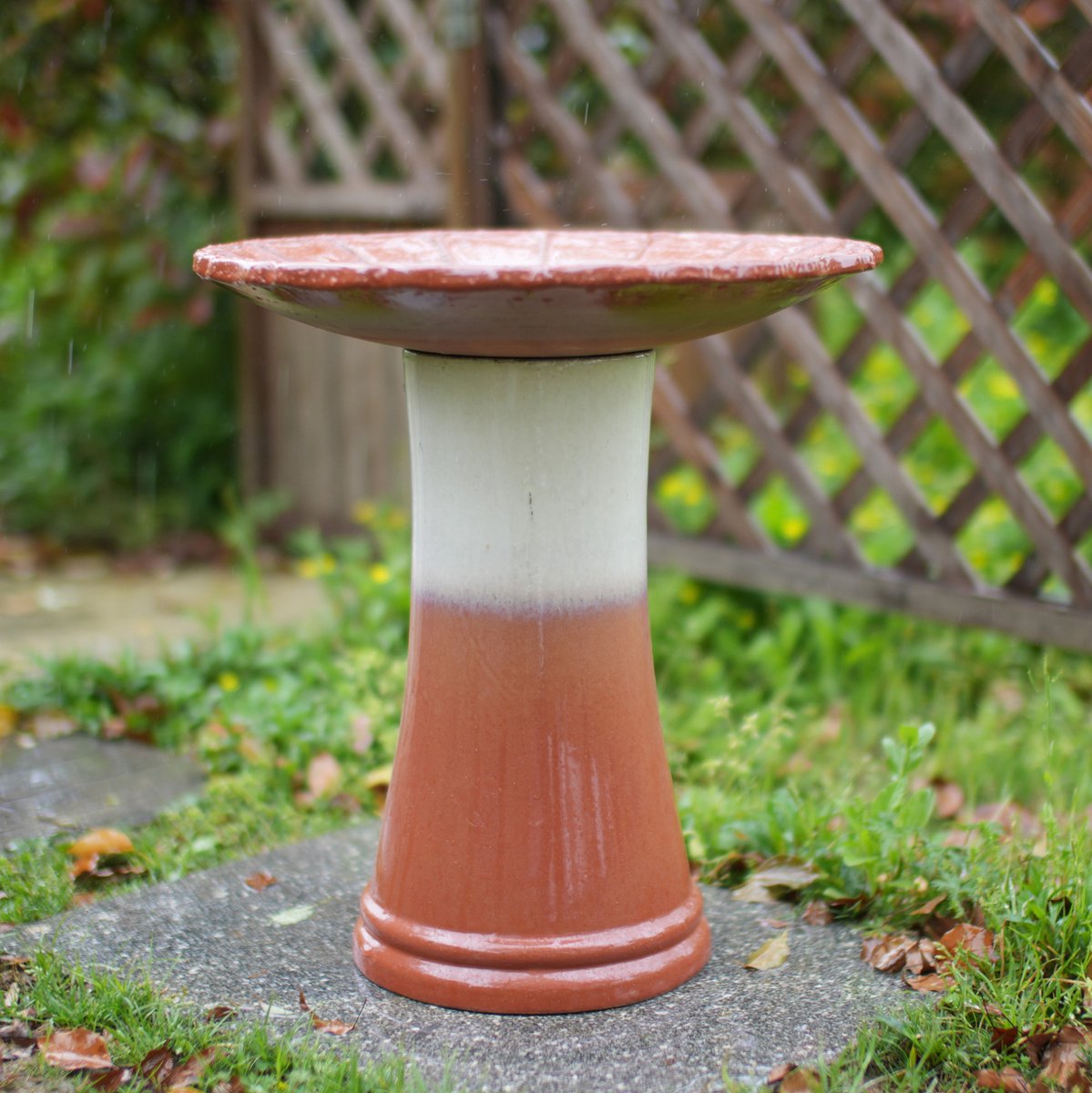 Keramisch Vogelbad – Handgemaakt – Diameter 43 cm, 45 cm Hoog – Keramiek – Roodbruin-Wit – Met Voet