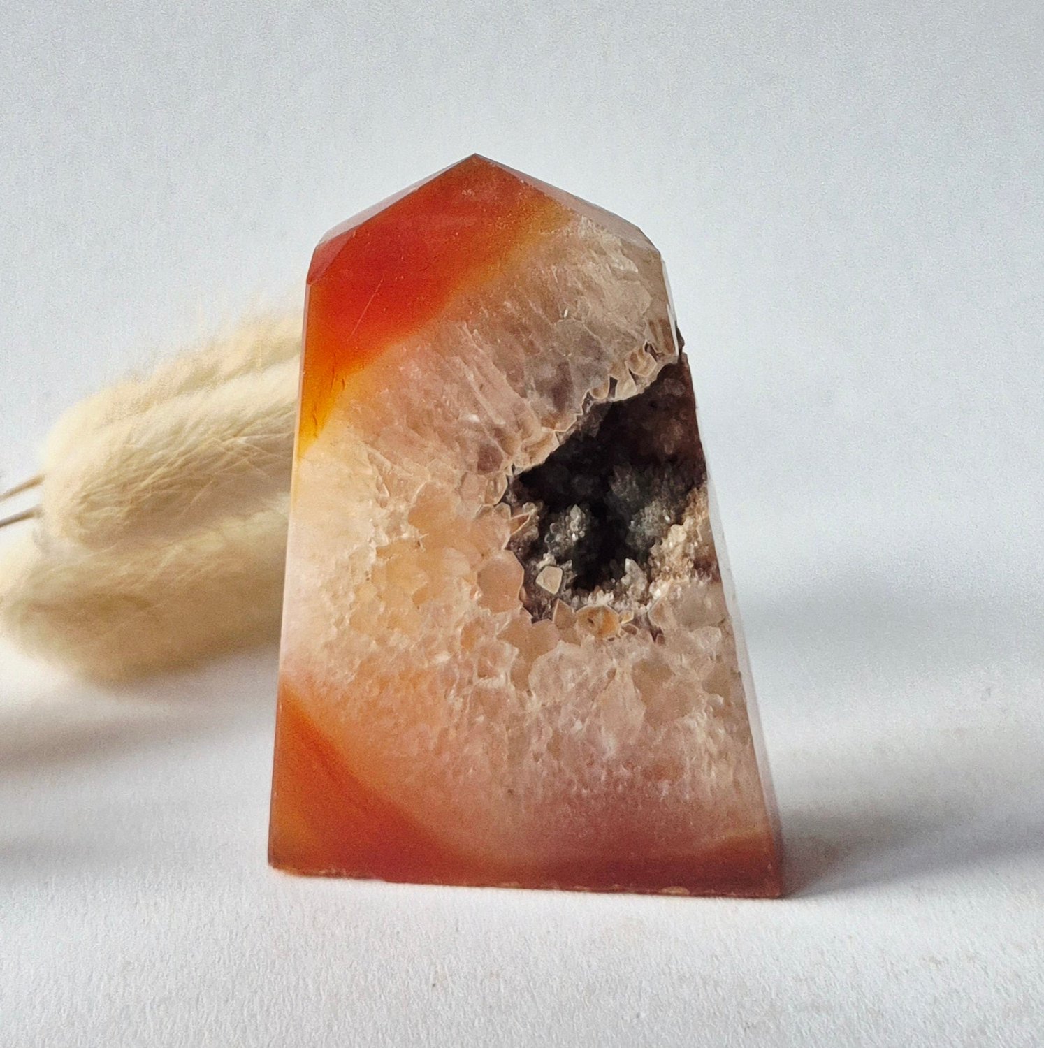 Moonlight Gemstones Carneool Agaat Platte Toren met Druzy – 77g Meerkleurig