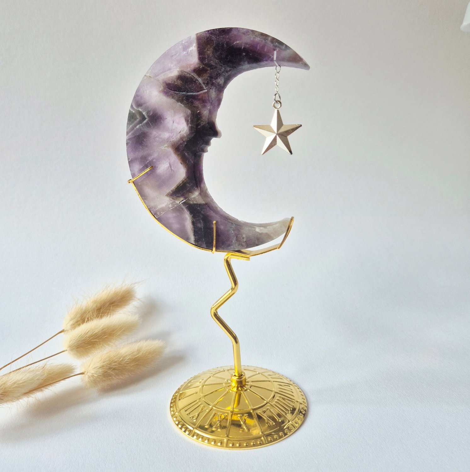 Moonlight Gemstones Dream Amethist Maan op Goudkleurige Standaard – 10cm #4 - Edelsteen Gezicht Gravure Spiritueel Interieur Meerkleurig