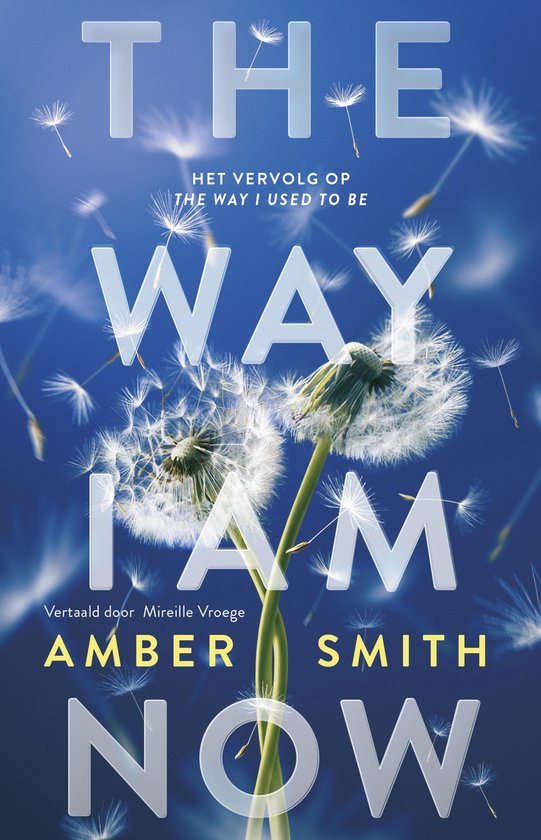 Titel 'The way I am now' met grote witte letters en uitgebloeide paardenbloemen tegen een blauwe achtergrond.