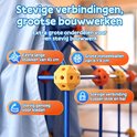 Dichtbij detail van het bouwspeelgoed: 41 cm lange blauwe stangen, 6x6 cm grote gele knooppunten, stevige verbinding tussen stok en bal, stevig genoeg voor kleden. Tekst: Stevige verbindingen, grote bouwwerken. Extra grote onderdelen voor een stevig bouwwerk.