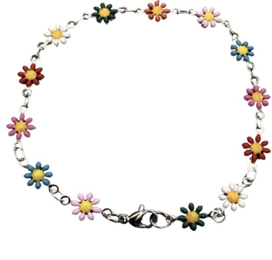 Zilverkleurige armband met een schakelketting bezet met veelkleurige madeliefjes in de kleuren wit, geel, roze, rood, blauw en groen.