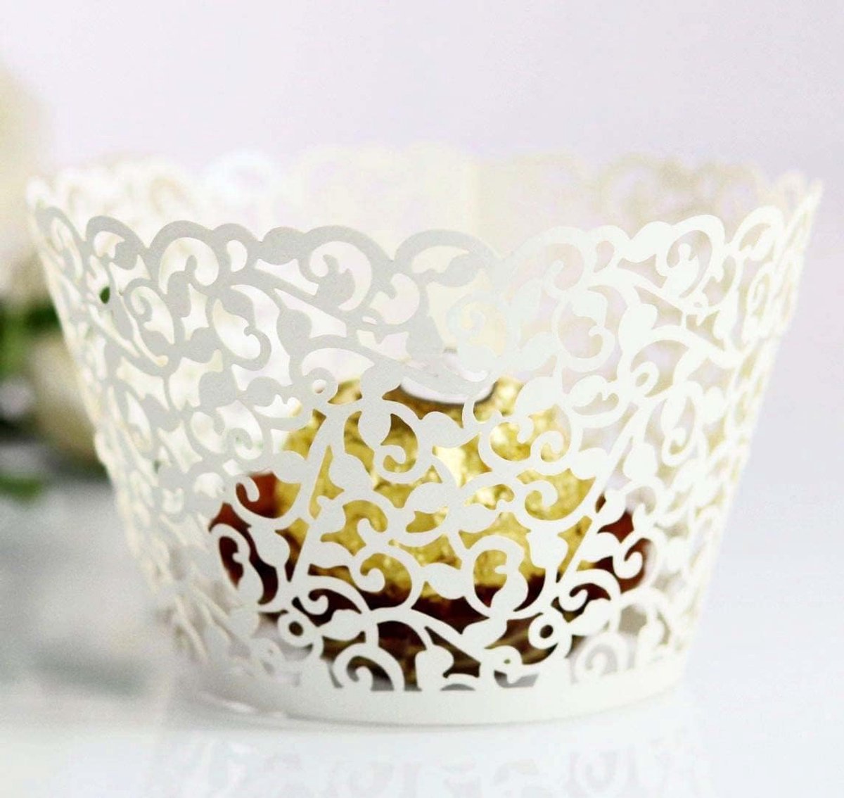 50 stuks artistieke bakken cake papieren bekers laser gesneden antislip cupcake-wraps bakvormen muffinhouder beschermhoes voor bruiloft verjaardag party decoratie, cupcake-wrapper, crème