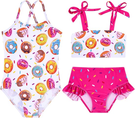 Een eendelig badpak en een tweedelige bikini met een donutprint op een witte ondergrond, met roze ruches.
