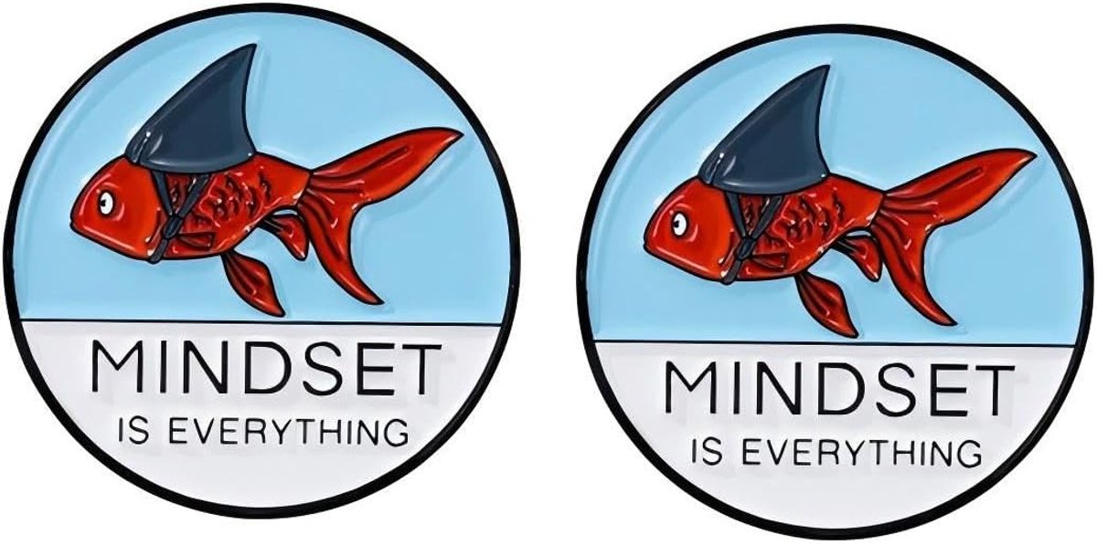 2 stuks mentaliteit is alles emaille pin, Lucky Red Koi Shark Goldfish reversspeld, inspirerende motiverende zin metalen legering badge