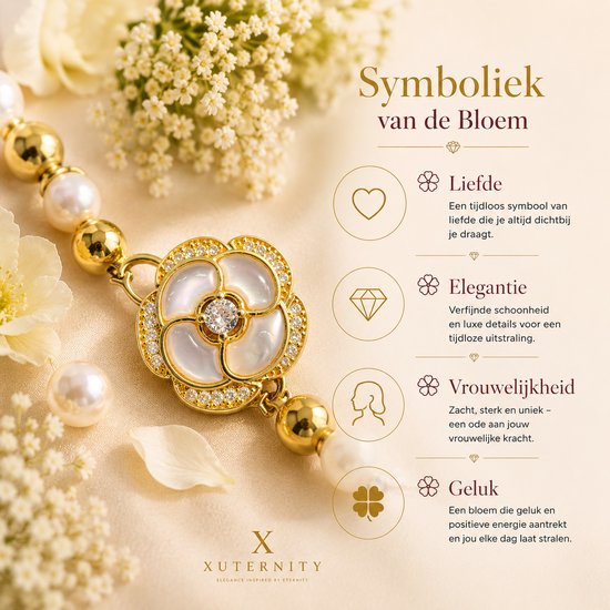 Gouden bloemvormige sluiting versierd met zirkonia, aan een parelketting, omringd door bloemen.
