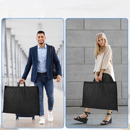 Man in blauw jasje en vrouw in beige top die elk een opgevouwen zwarte kledingtas vasthouden.