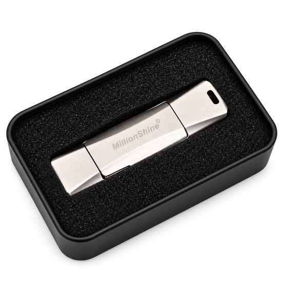 Zilverkleurige MillionShine USB-stick met draaibare dop, in een zwarte houder met schuim.