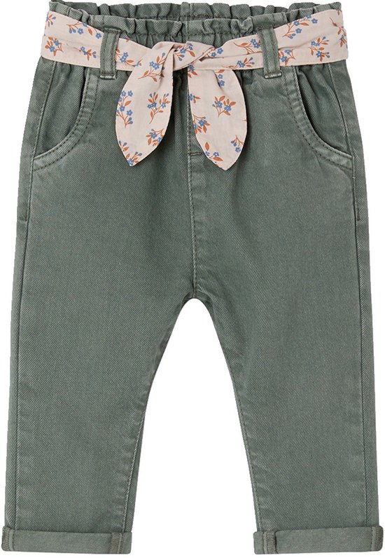 Olijfgroene paperbagbroek met een roze riem met bloemenprint, omgeslagen zoom en twee zijzakken.