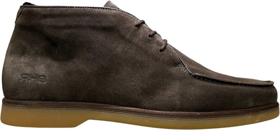 Grijze suède chukka boot met vetersluiting, zichtbaar logo op zijkant en donkerbruine zool.