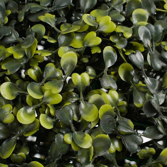 Close-up van kunstmatige groene buxusblaadjes met lichte en donkere tinten.