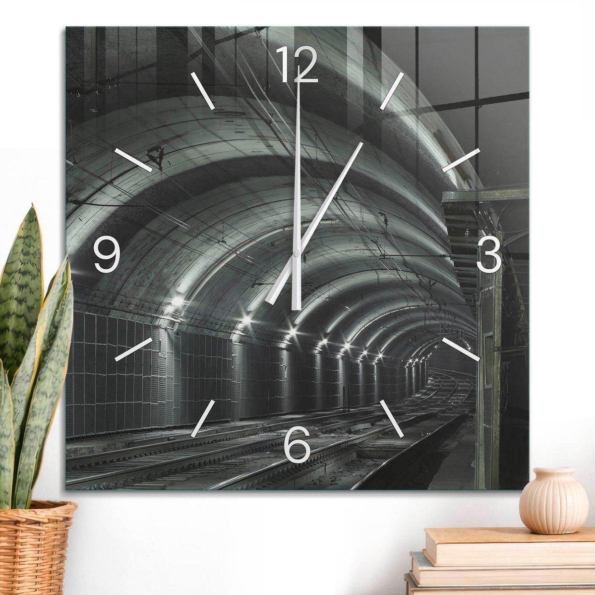 ArtPrintCave Grijs Glazen Klok - 60x60 cm - Wandklok Vierkant - Spoorwegtunnel Wandklok Keuken - Steden Unieke Klok - Witte Klokwijzers