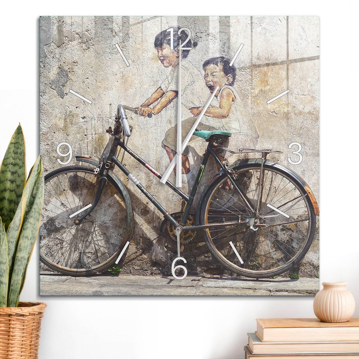 ArtPrintCave Beige Glazen Klok - 60x60 cm - Wandklok Vierkant - Kinderen Op Een Fiets Stille Wandklok - Mensen Wandklok Keuken - Witte Klokwijzers