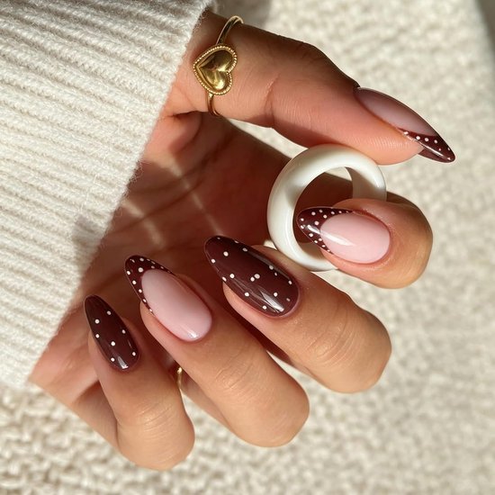 Set van 24 Press-on Nagels met Franse Tip, Bruine Basis met Witte Stippels, Lange Amandelvorm — afbeelding 4