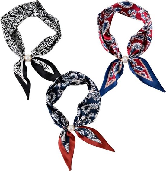 Model draagt rood-donkerblauwe paisley sjaal met parel en gouden ring om de hals.