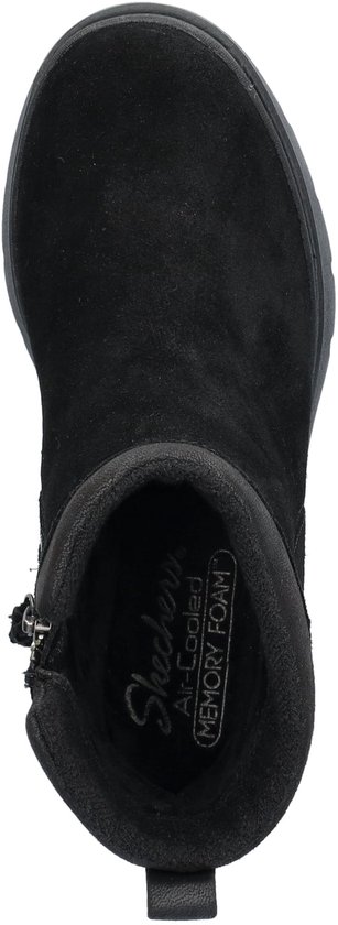 Bovenaanzicht van een zwarte suède laars met ritssluiting en "Skechers Air-Cooled Memory Foam" inlegzool.