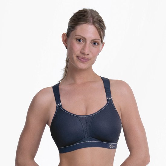 Model met blonde paardenstaart in een donkerblauwe sport-bh met verstelbare bandjes.