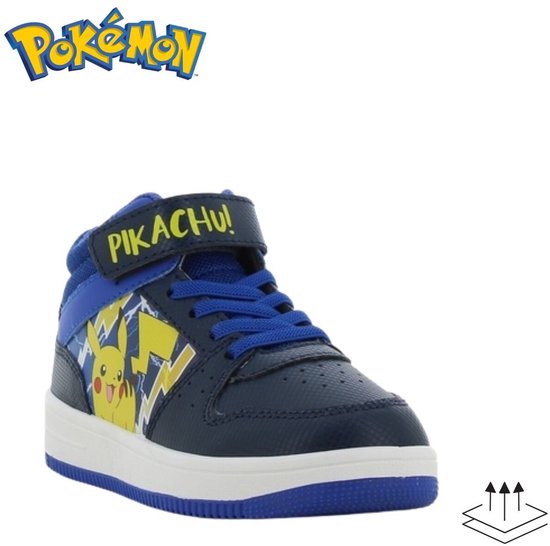 Driekwart aanzicht van een blauwe Pikachu-sneaker voor kinderen, voorzien van klittenbandsluiting en bliksemdetail.