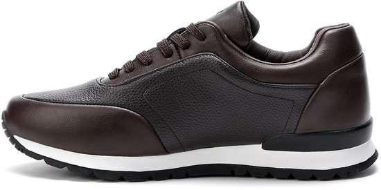 Bruine leren sneaker met contrasterende donkerdere panelen en een witte zool.