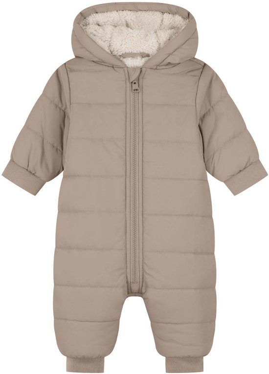 Een donkerbruin, gewatteerd skipak met capuchon en teddy voering. Ritssluiting aan de voorkant en elastische manchetten.