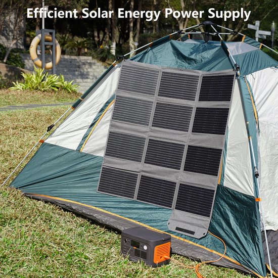 Vouwbaar grijs zonnepaneel met 18 cellen, bevestigd aan een groene tent, met een draagbare oranje en zwarte powerbank ernaast.