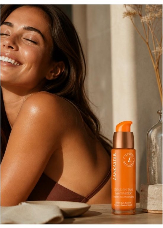 Model met gebruinde huid lacht, met een flesje Lancaster Golden Tan Maximizer After Sun Serum ernaast.