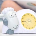 Grijze schaap wekker met gesloten ogen en gele verlichting.