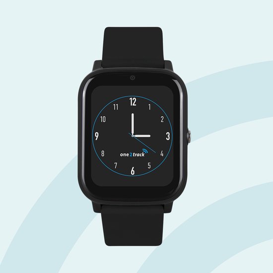 Zwarte one2track smartwatch met klok, met 'one2track' logo in het midden en blauwe accenten.