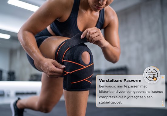 Persoon past de zwarte en oranje kniebrace aan met klittenband tijdens een workout.