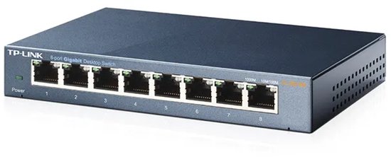 Grijze TP-Link TL-SG108 desktopswitch met 8 gigabit-poorten, schuin van voren gepresenteerd.