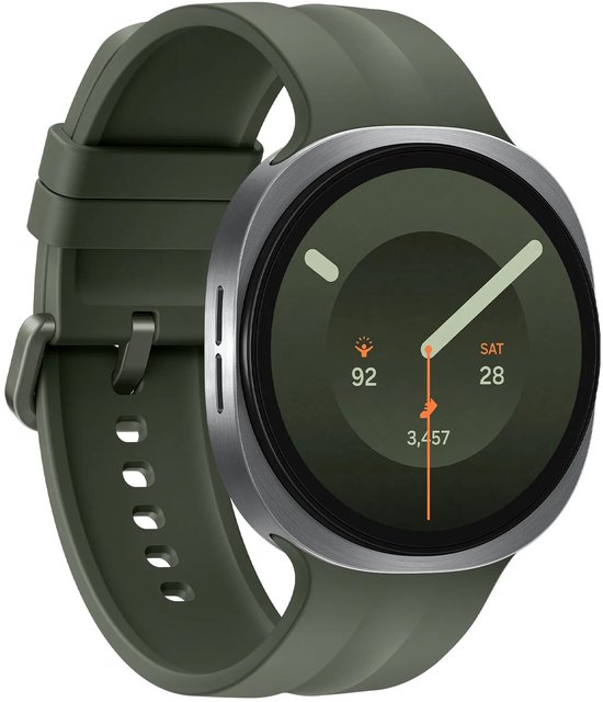 Schuin aanzicht van olijfgroene smartwatch met zilveren rand en wijzerplaat die zaterdag 28 weergeeft.