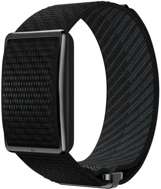 Zwarte Polar Loop fitness-tracker met een geweven band op een witte achtergrond.