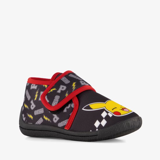 Zwarte pantoffel met Pikachu-gezicht en dambordpatroon, voorzien van rood randje en klittenbandsluiting.