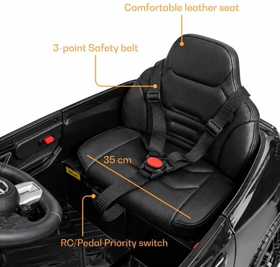 Zwarte kinderauto met comfortabele leren stoel, 3-punts veiligheidsgordel, 35 cm zitbreedte en RC/pedaal-keuzeschakelaar.