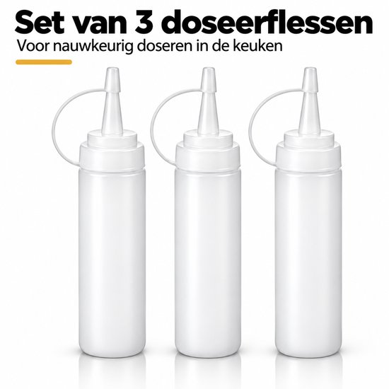 Set van drie identieke, lege witte doseerflessen met witte afsluitdoppen.