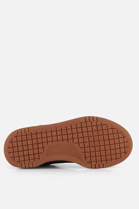 Onderkant van de bruine rubberen zool van Skechers sneakers met profiel.