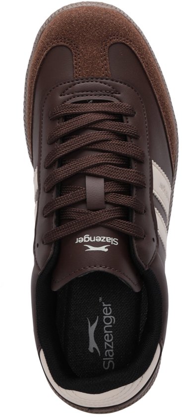 Bovenaanzicht van een bruine Slazenger sneaker met veters en het Slazenger-logo op de zool.