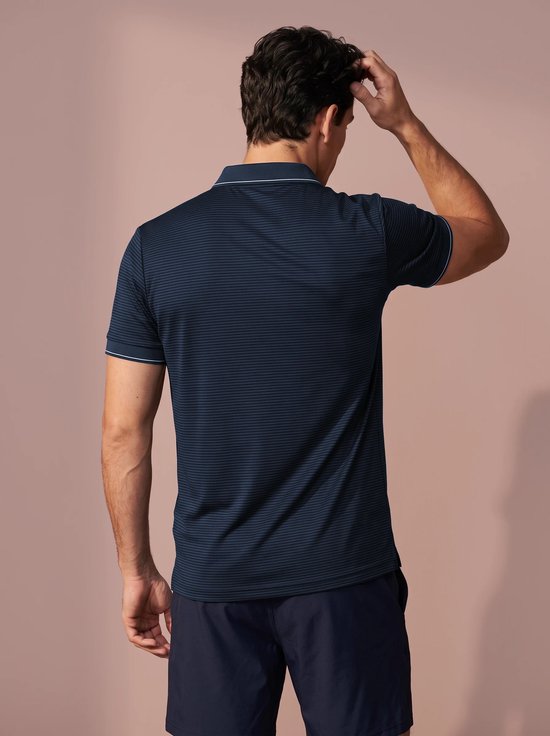 Achterkant van een donkerblauw gestreept poloshirt met korte mouwen en witte randen.