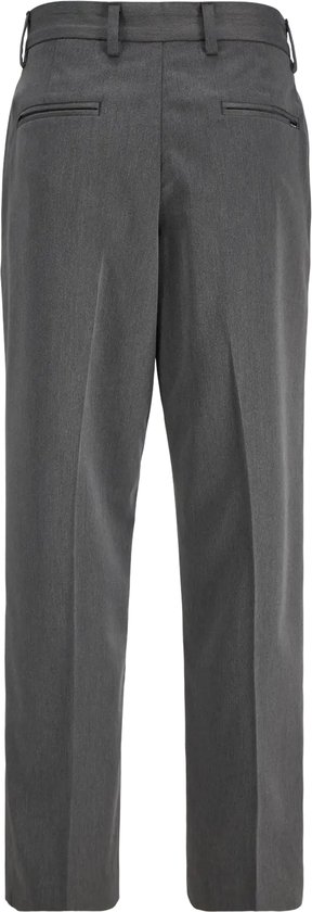Achterkant van grijze pantalon met wijde pijpen, riemlussen en twee paspelzakken.