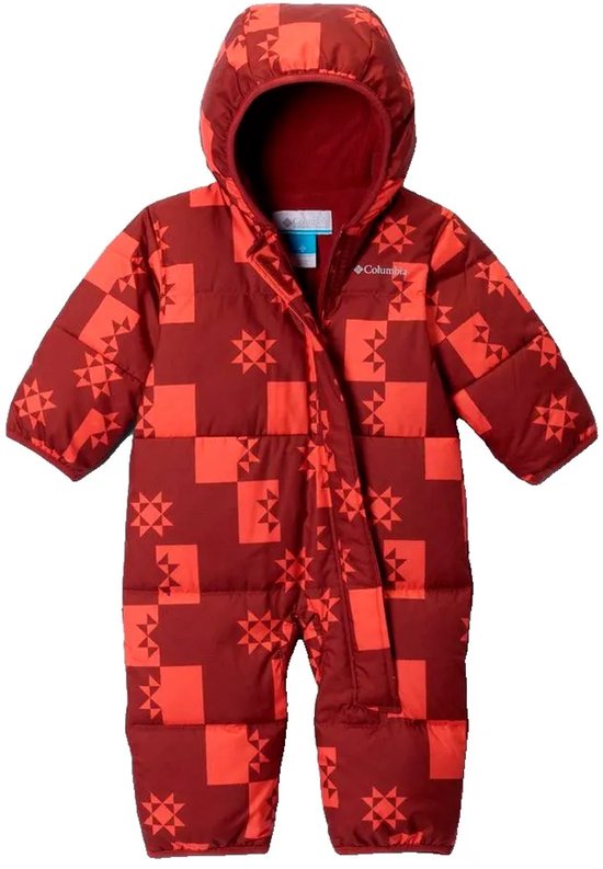 Voorkant van een Columbia baby-skipak in rood met geometrisch sterrenpatroon, capuchon en ritssluiting.