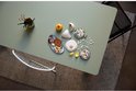 LEGO Ideas Disney Pixar Luxo Jr. displaymodel, bestaande uit een lamp, ballen, bouwinstructies en kleine onderdelen op een bureau.