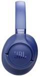 Blauwe JBL Tune over-ear koptelefoon, close-up van het JBL Tune logo op de zijkant.