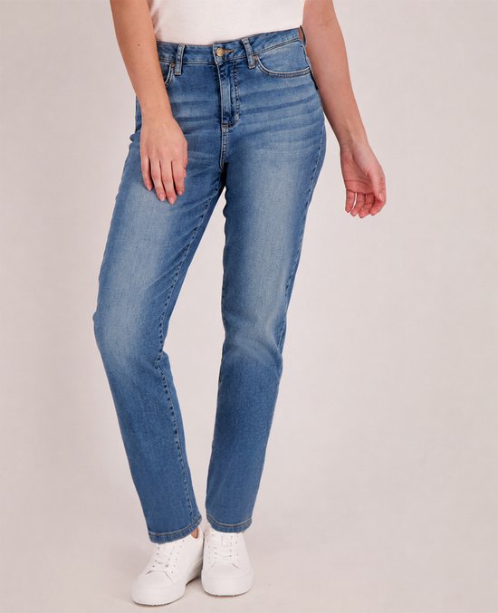 Model draagt een blauwe regular fit jeans met stretch, gecombineerd met een wit T-shirt en witte sneakers.