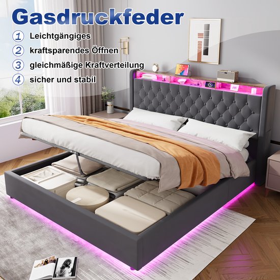 Donkergrijs gestoffeerd bed met opbergruimte, houten legplanken en LED-verlichting in het hoofdbord. De onderrand van het bed heeft ook sfeervolle LED-verlichting.
