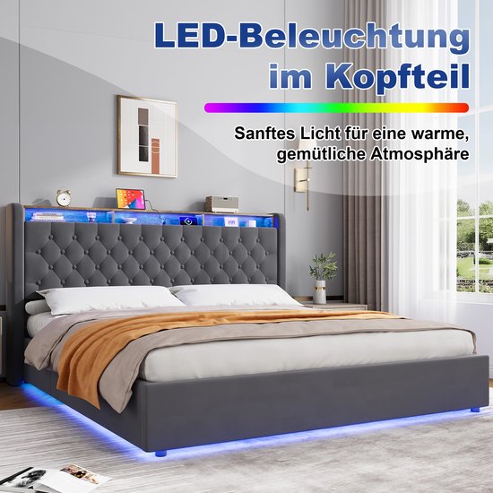 Donkergrijs gestoffeerd bed met capitonnering, houten legplanken en LED-verlichting in het hoofdbord en onder de rand.