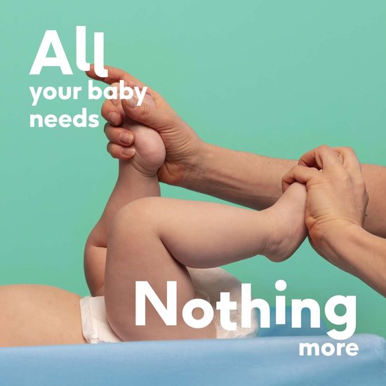 Close-up van babybenen die door een ouder worden verschoond. Tekst: 'All your baby needs. Nothing more.'