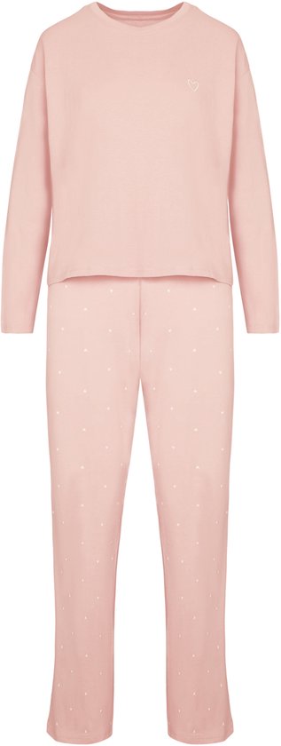 Een zachtroze pyjamaset met longsleeve top, subtiel hartje op de borst, en pyjamabroek met een print van kleine witte hartjes.