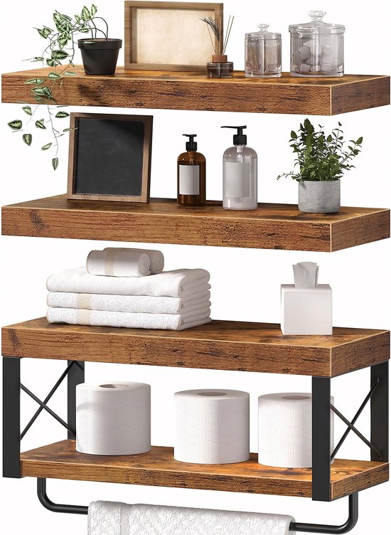 Drie houten wandplanken met metalen frame, met plantjes, toiletrollen en handdoeken.